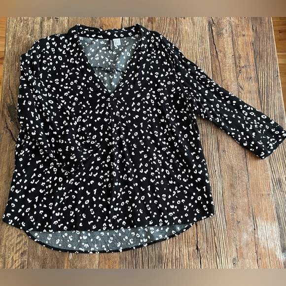 Divided V-neck black and white print blouse - Picture 1 of 5